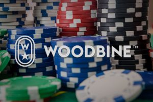 Les membres d'Unifor forment une ligne de piquetage au Casino Woodbine
